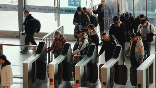 南京火车站人口安全检查区及乘客