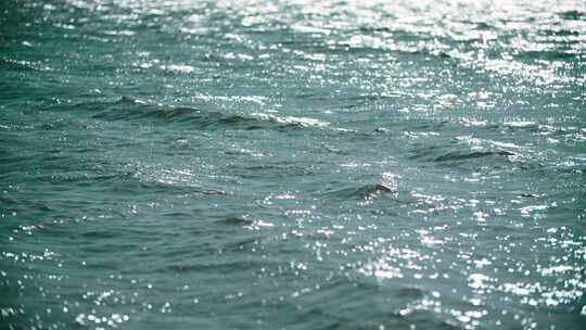 水面波光粼粼湖面波浪湖水光特写