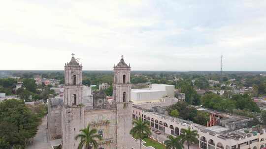 向下平移著名的Iglesia de San Servacio教堂的广角视图，城市也在