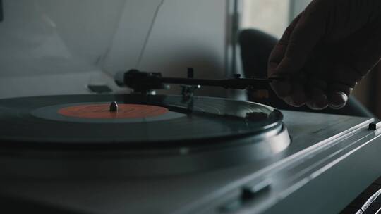 男人使用复古唱片机