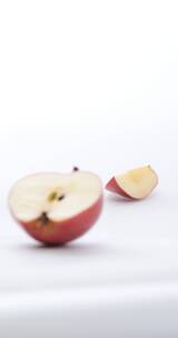 【正版素材】美食水果切苹果白背景竖屏变焦