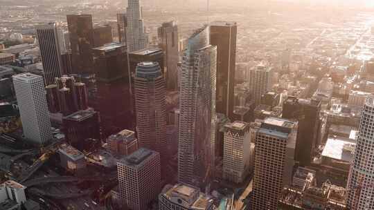 航拍加州洛杉矶阳光照射摩天大楼汽车交通