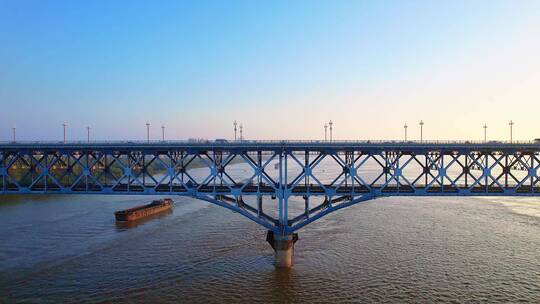 中国江苏南京长江大桥行驶的火车清晨航拍