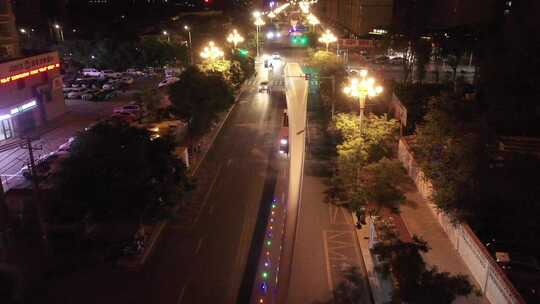 夜晚风电叶片运输车行驶在城市道路上