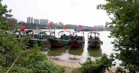 停靠在海南琼海潭门中心渔港的渔船