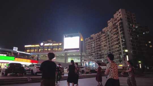 夜晚广场大妈跳广场舞特写