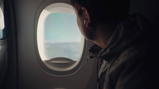 飞机内看向窗外风景