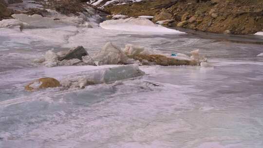 河流冰雪融化景象