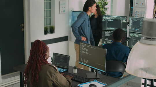 非裔美国编码员使用计算机编写代码和开发算法程序