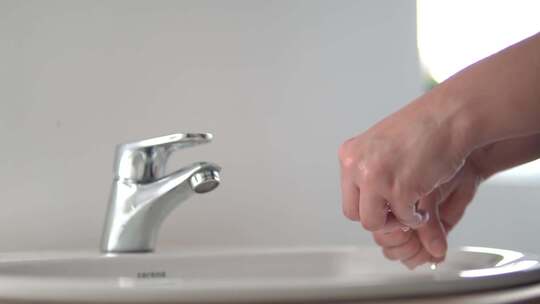 洗手 水龙头水龙头下洗手