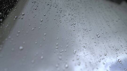 雨滴从玻璃上滑落