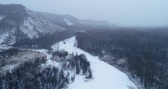 航拍大兴安岭冬季下雪时节山林雾凇