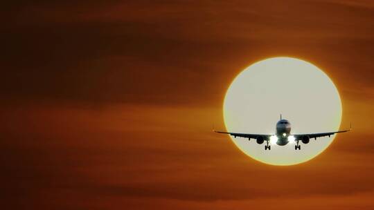 机场飞机起飞迎着太阳