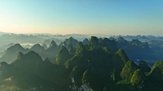 广西桂林喀斯特山脉蓝天白云航拍视频素材模板下载
