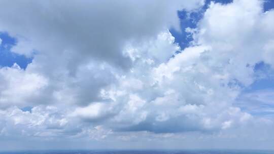 蓝天白云下的蓬松云朵云延时万里云卷云舒