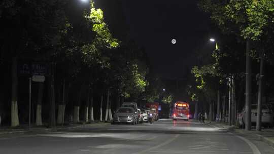 夜深人静明月当空安静祥和的城市街道