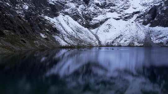 Czarny Staw Pod Rysamy或Black Pond Lake靠近波兰Tatry的Morskie Oko雪山小屋