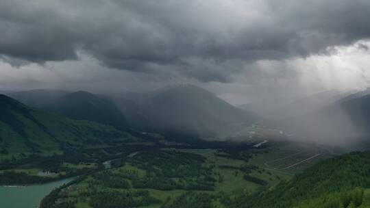 暴雨中的喀纳斯山顶