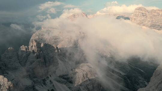 4K登峰登山高山雪山攀登云彩云朵视频素材模板下载