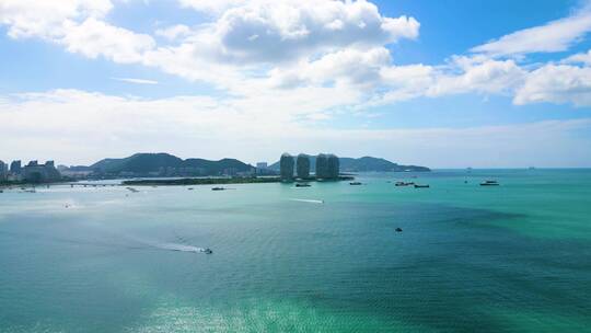 蓝天白云下的旅游胜地：三亚湾