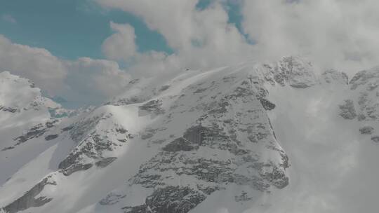 航拍雪山景观