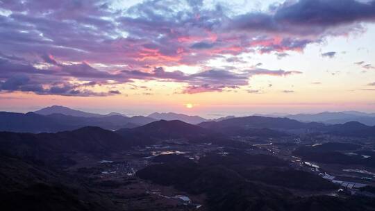 日出朝霞和云层