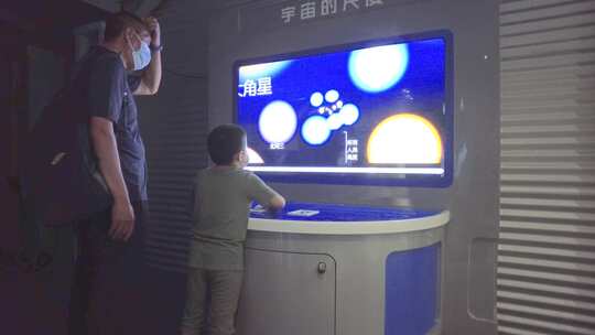 科技馆展示的宇宙模型器材