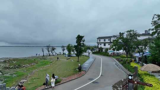 航拍云南大理洱海湖边风景雨天游客