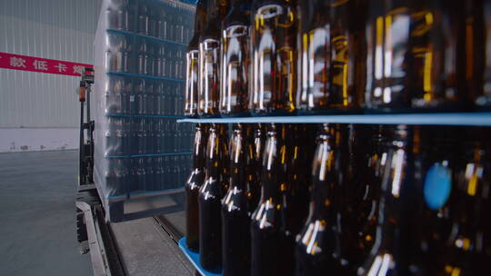 啤酒厂啤酒瓶罐装生产线传送带视频素材模板下载
