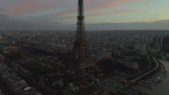 航空：无人机缓慢环绕埃菲尔铁塔，游览巴黎埃菲尔铁塔，法国塞纳河景观视频素材模板下载
