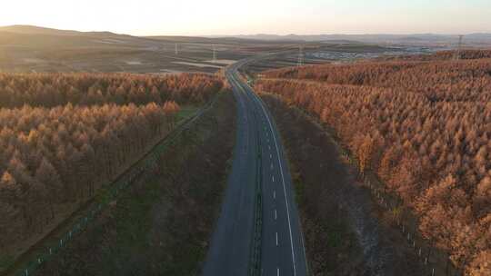 秋天大兴安岭林间高速公路