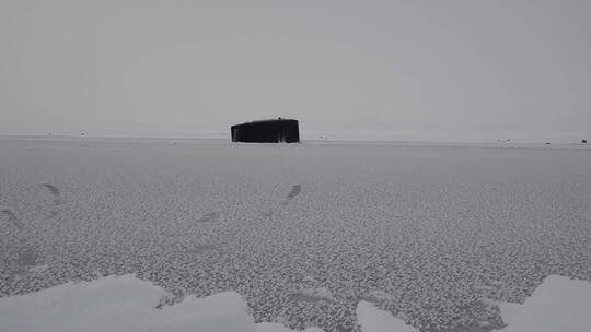 潜水艇在北极的海冰中浮出水面