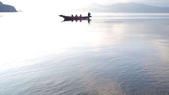 云南泸沽湖水面渔船前行