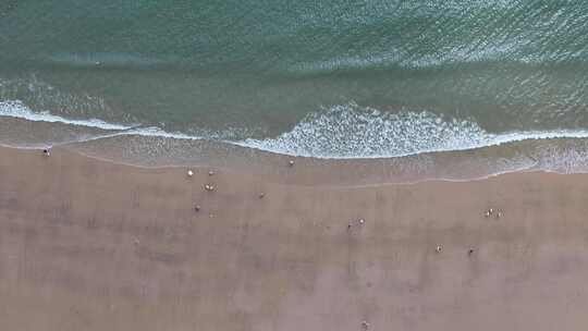 俯拍沙滩海浪