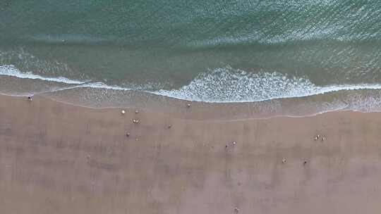 俯拍沙滩海浪视频素材模板下载