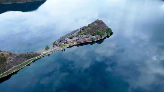 云南泸沽湖大环线：碧波荡漾，风景秀丽