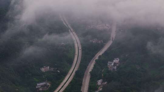 航拍山间云雾中的公路