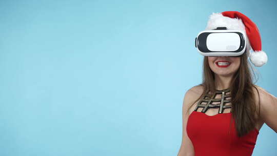 女孩在虚拟现实眼镜中观看3d电影之旅。