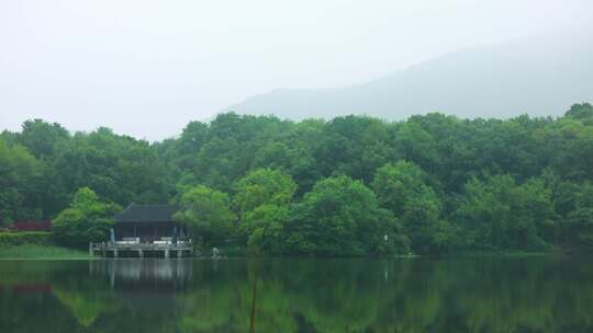 湖光山色间的中式小屋静谧美景