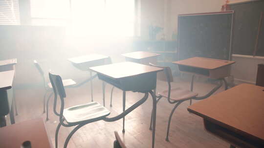 标志性的教室用桌子和粉笔板建立镜头