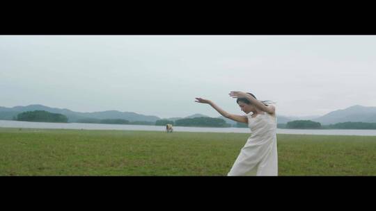 白色连衣裙女子在草原上跳舞视频素材模板下载