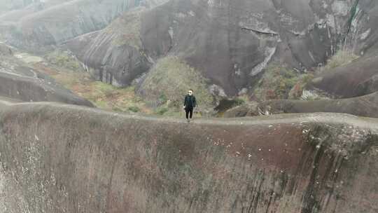 高椅岭刀背山顶无人机航拍男人站在山脊悬崖