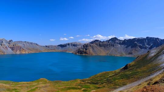 吉林长白山天池风景区秋天湖泊山景风光