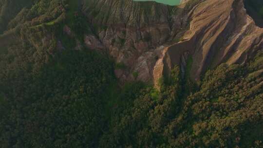 印度尼西亚弗洛雷斯克利穆图火山口湖的鸟瞰