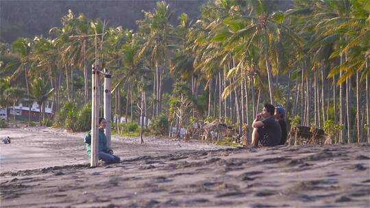 一群人坐在海滩上