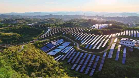 广东梅州五华县山坡上的太阳能光伏板全景