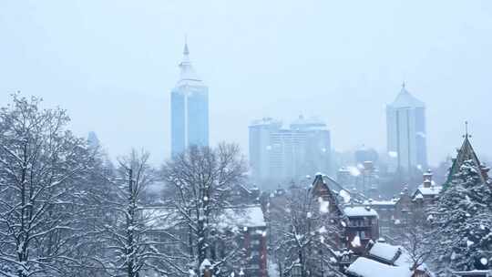 城市雪景中的建筑，树木屋顶积雪覆盖