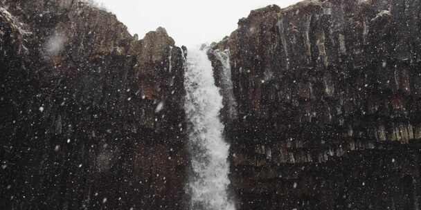 斯瓦蒂福斯瀑布在下雪时流动