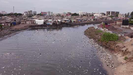 加纳贫民窟严重污染泻湖的空中小车视频素材模板下载