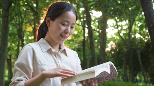 中国女性女人户外公园读书学习知识